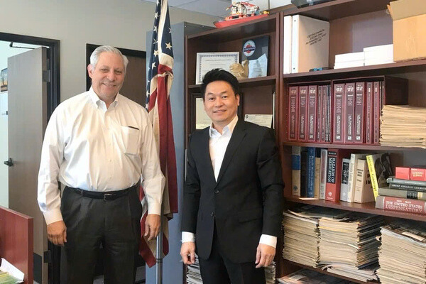 Tiến sĩ Ed Lieskovan - người điều chế viên uống trắng da Alka Gluta (trái)